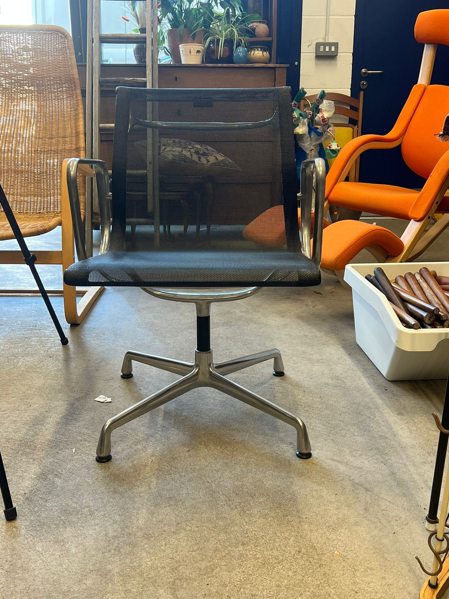 Vitra Charles Eames (EA108) Chair